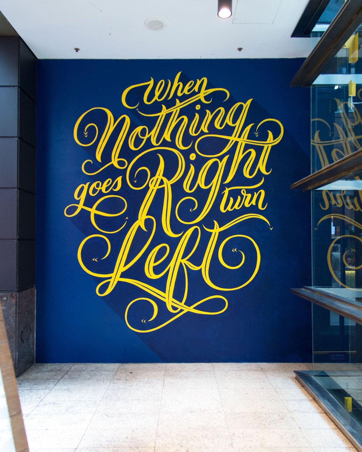 Каллиграфия на стене