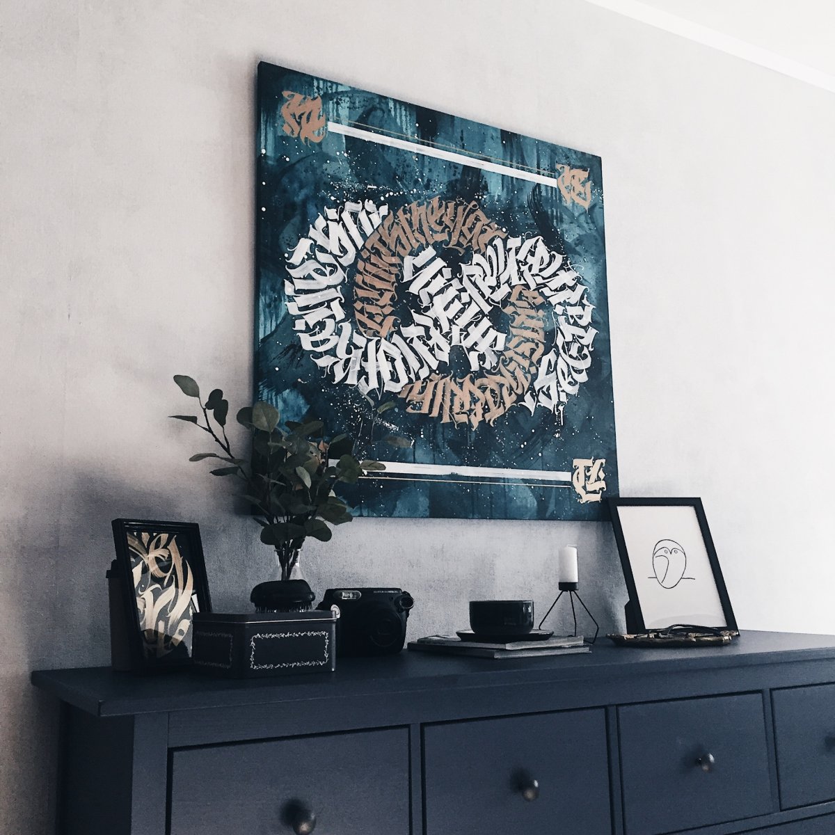 Каллиграфия на стене в квартире