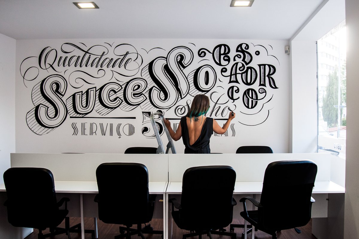 Леттеринг в интерьере офиса