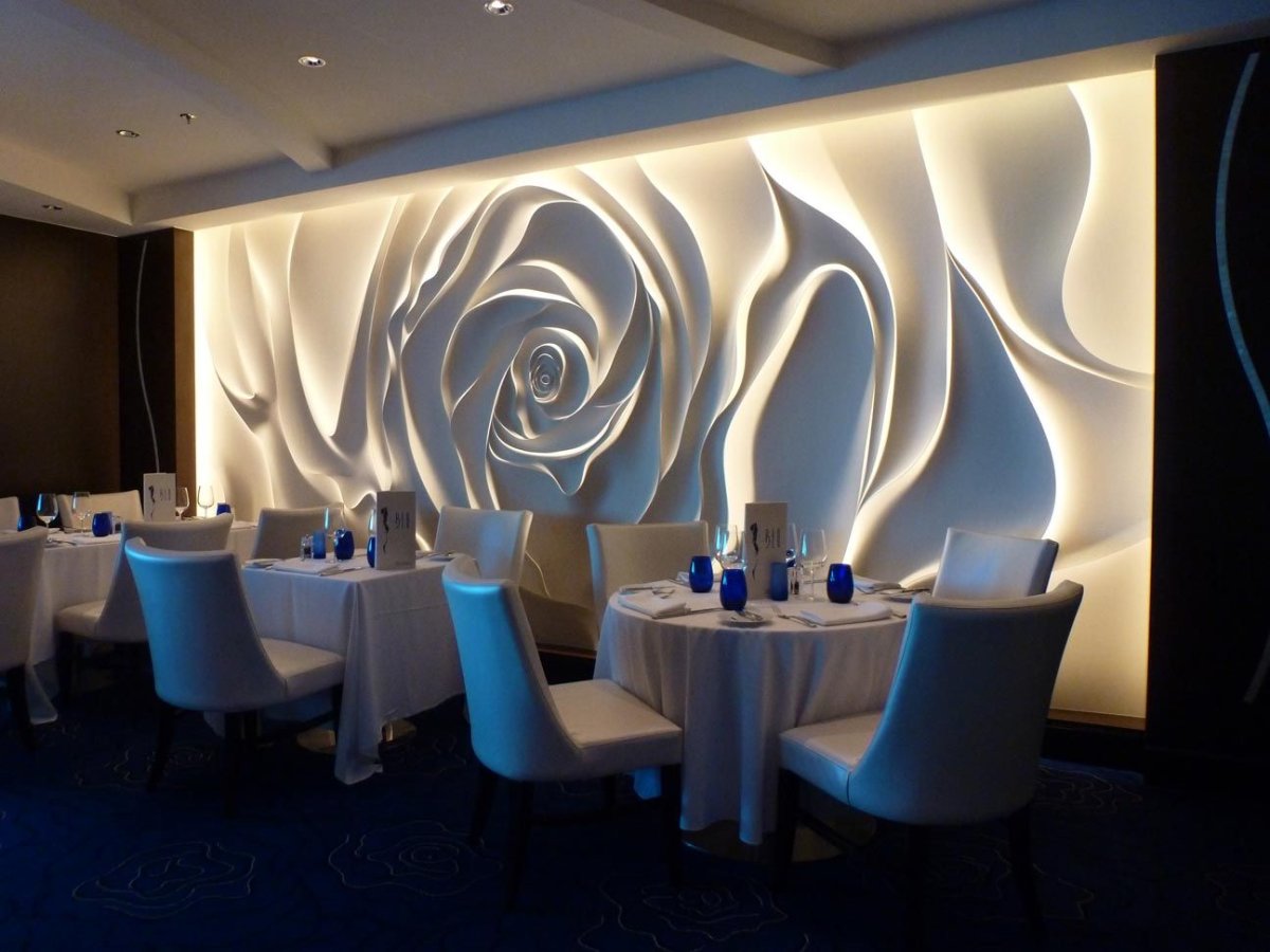 Барельеф в интерьере кафе