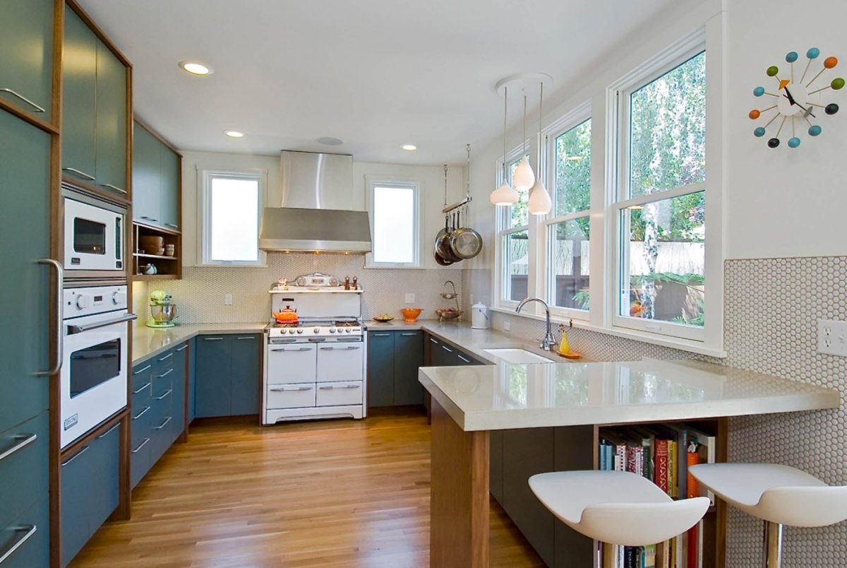 Барная стойка в классической кухне