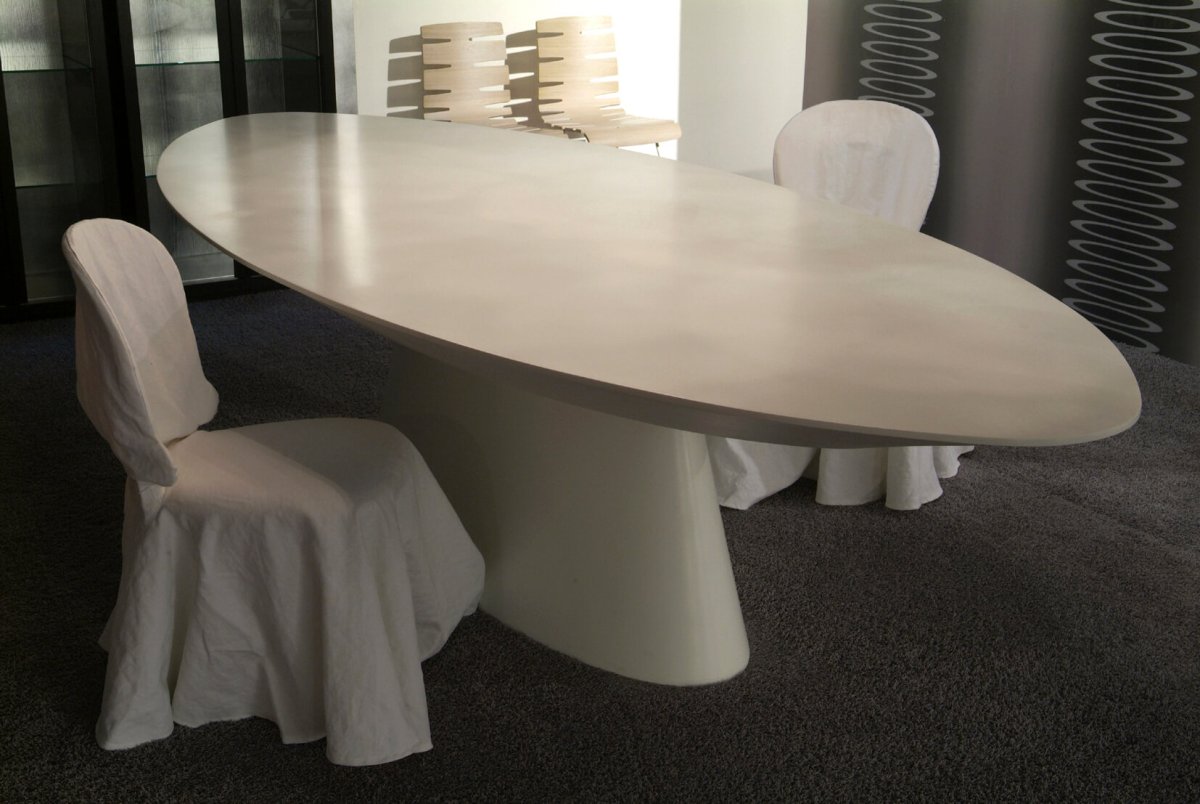 Обеденный стол из искусственного камня