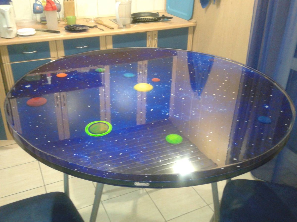 Стол круглый со столешницей из искусственного камня