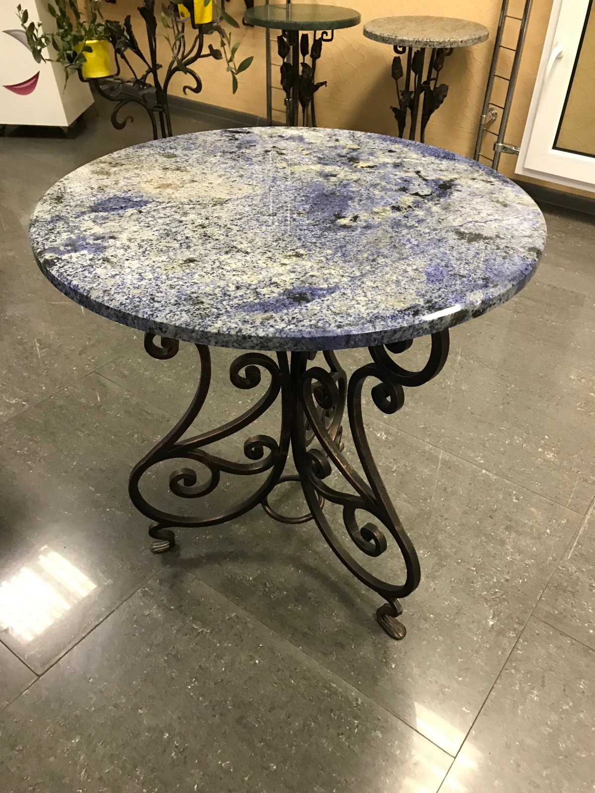 Стол из натурального камня