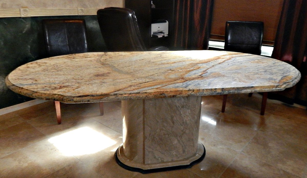 Стол со столешницей из натурального камня