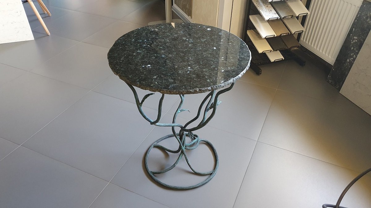 Журнальный столик из гранита