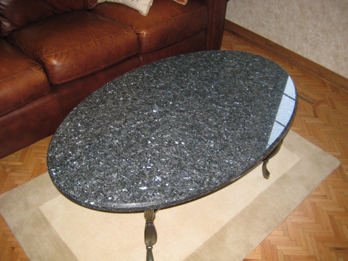 Журнальный столик из гранита