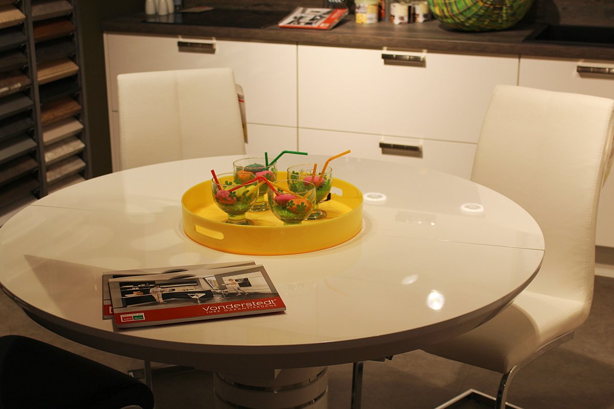 Круглая столешница в интерьере кухни