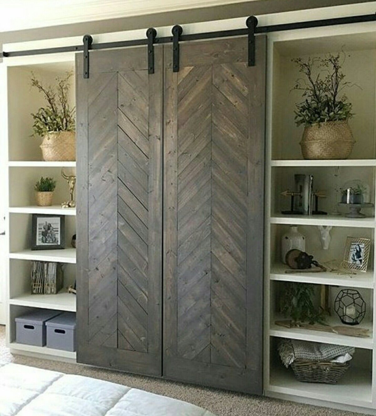 Раздвижные двери с полками