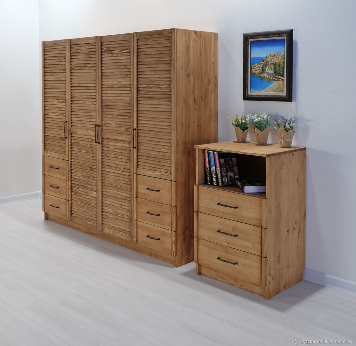 Шкаф с жалюзийными дверцами