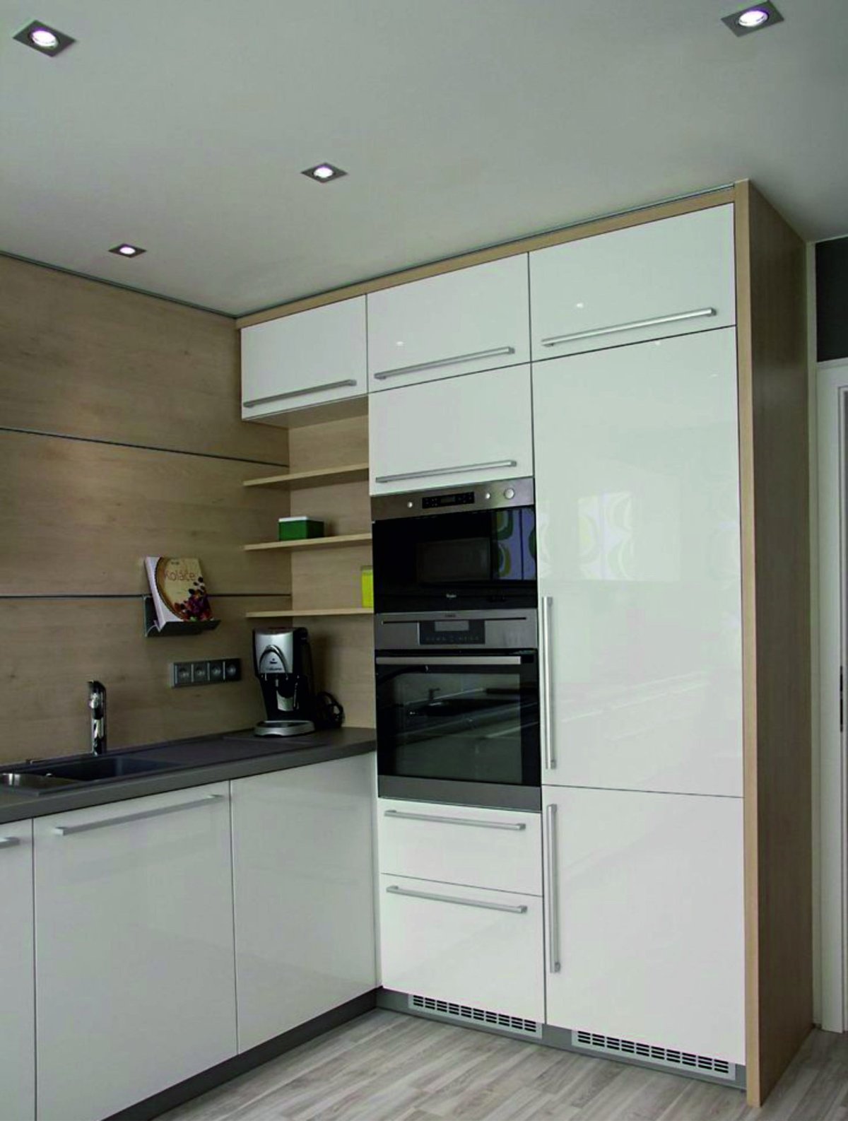 Встраиваемый холодильник на кухне