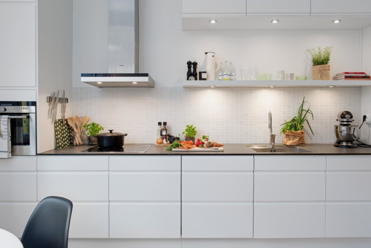 Белый кухонный гарнитур без верхних шкафов