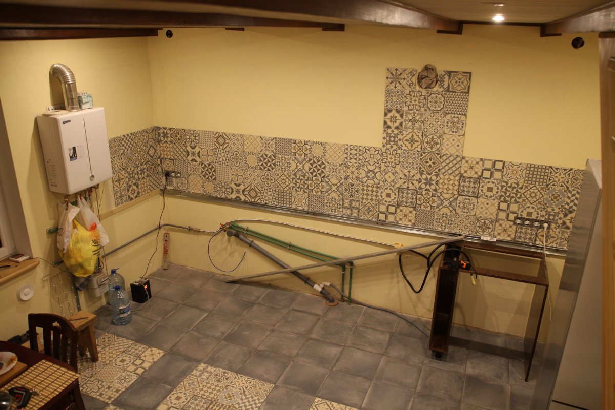 Кухонный фартук из плитки без верхних шкафов