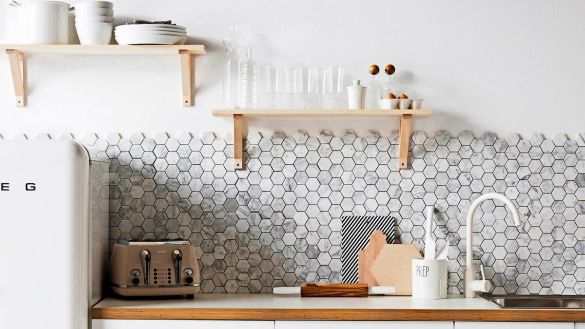 Круглая мозаика фартук белая