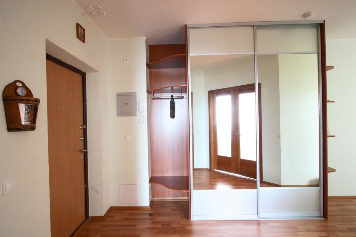 Узкий встроенный шкаф