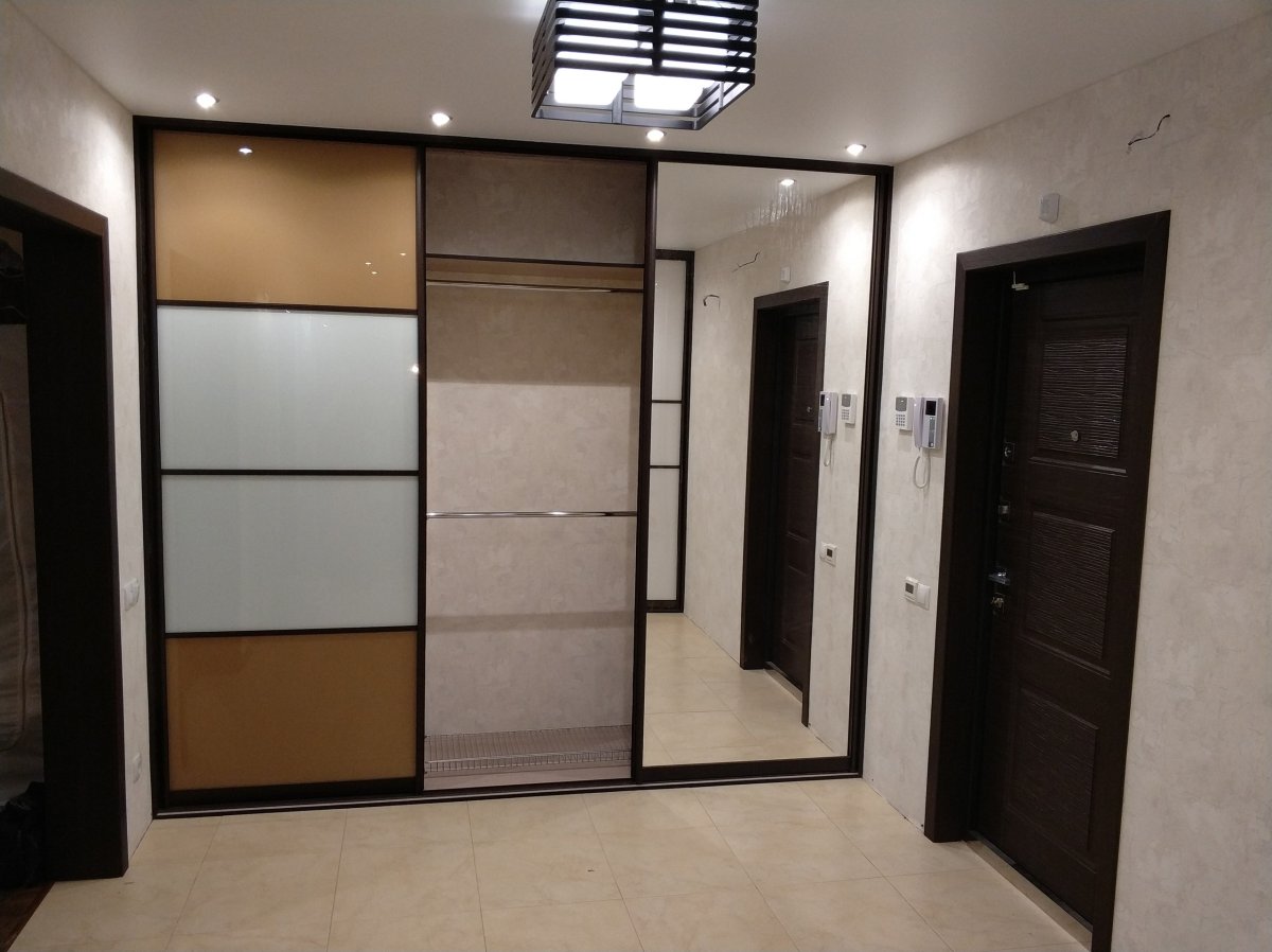 Зеркальная дверь в гардеробную