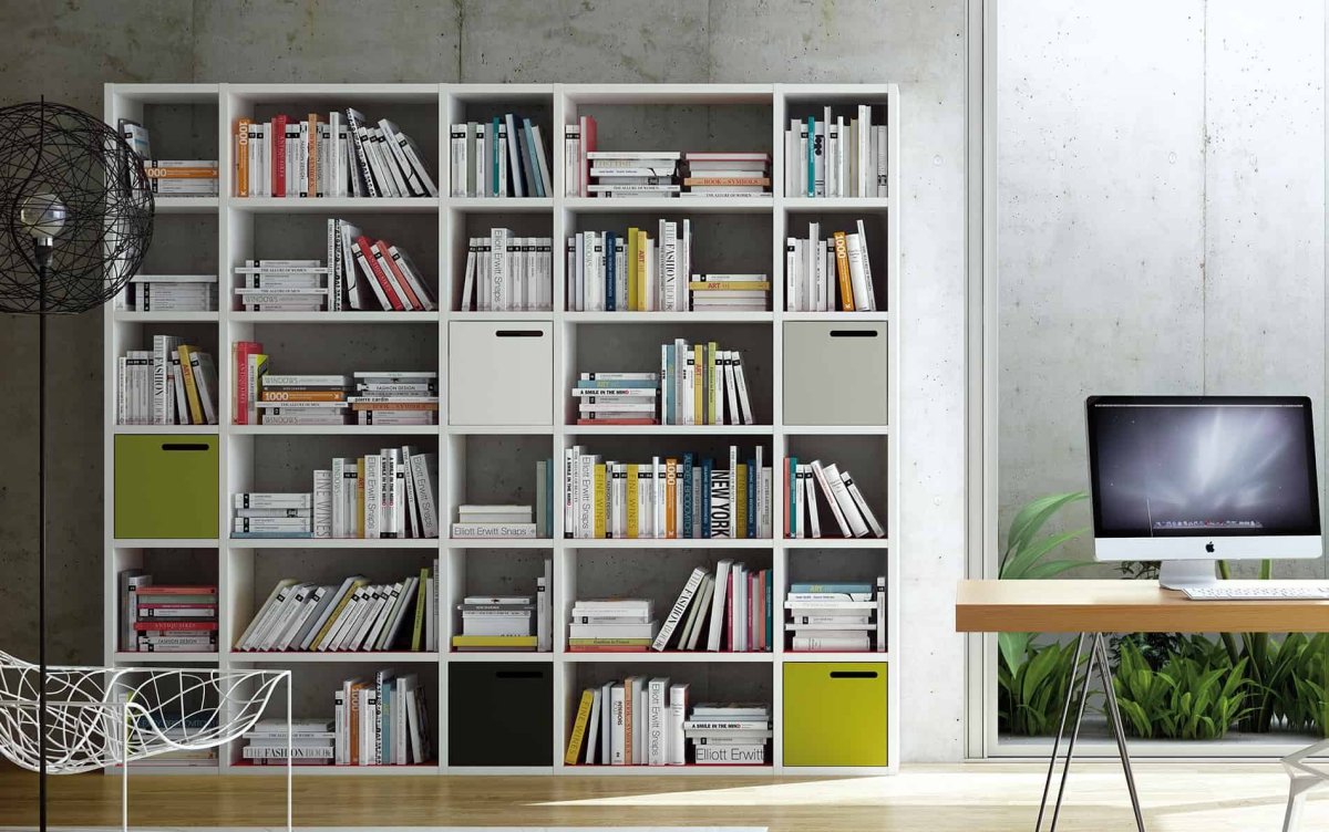 Книжный стеллаж во всю стену