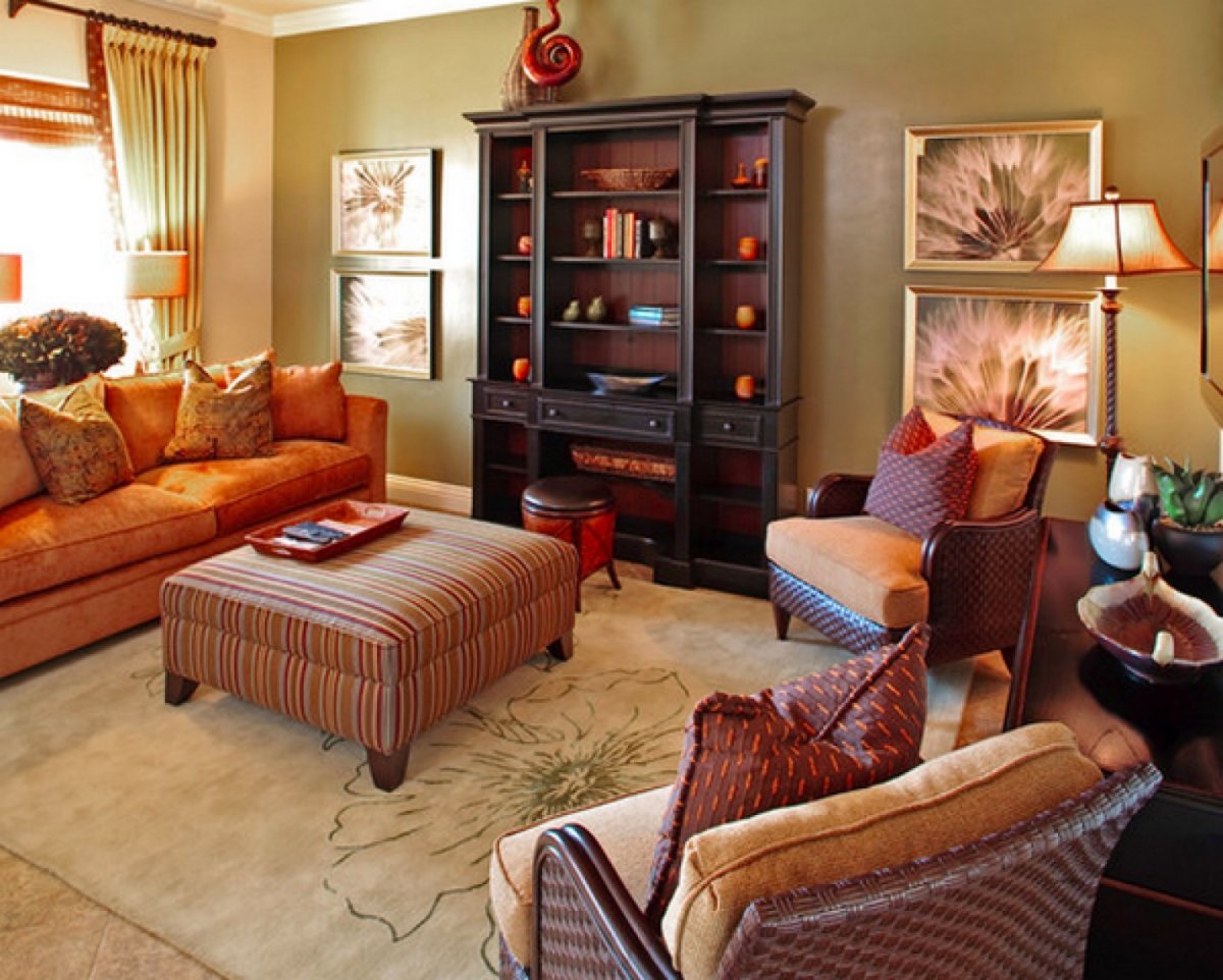 Комната с рыжей мебелью