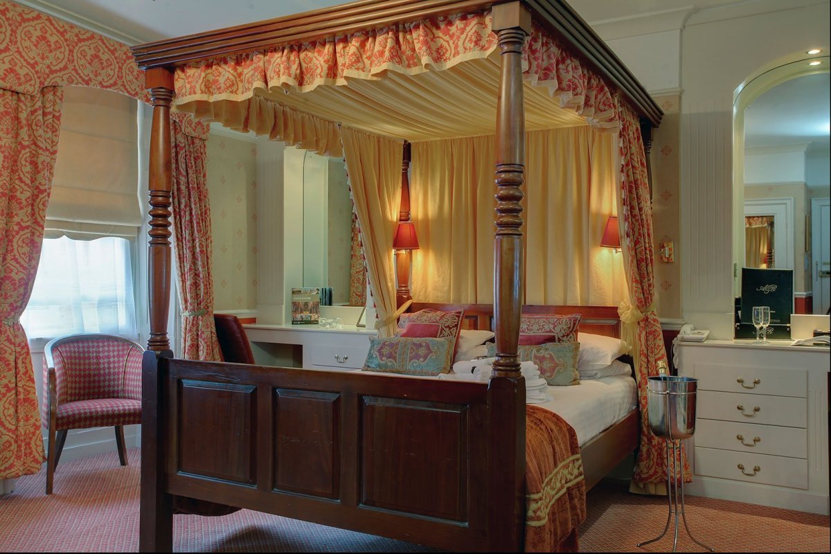 Королевская кровать с балдахином