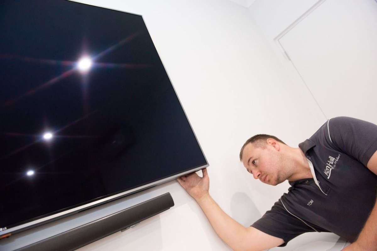 Телевизор на стене вид сбоку