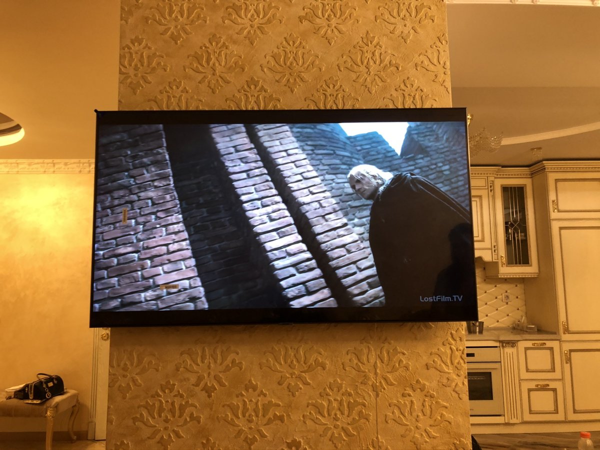 Телевизор на стене