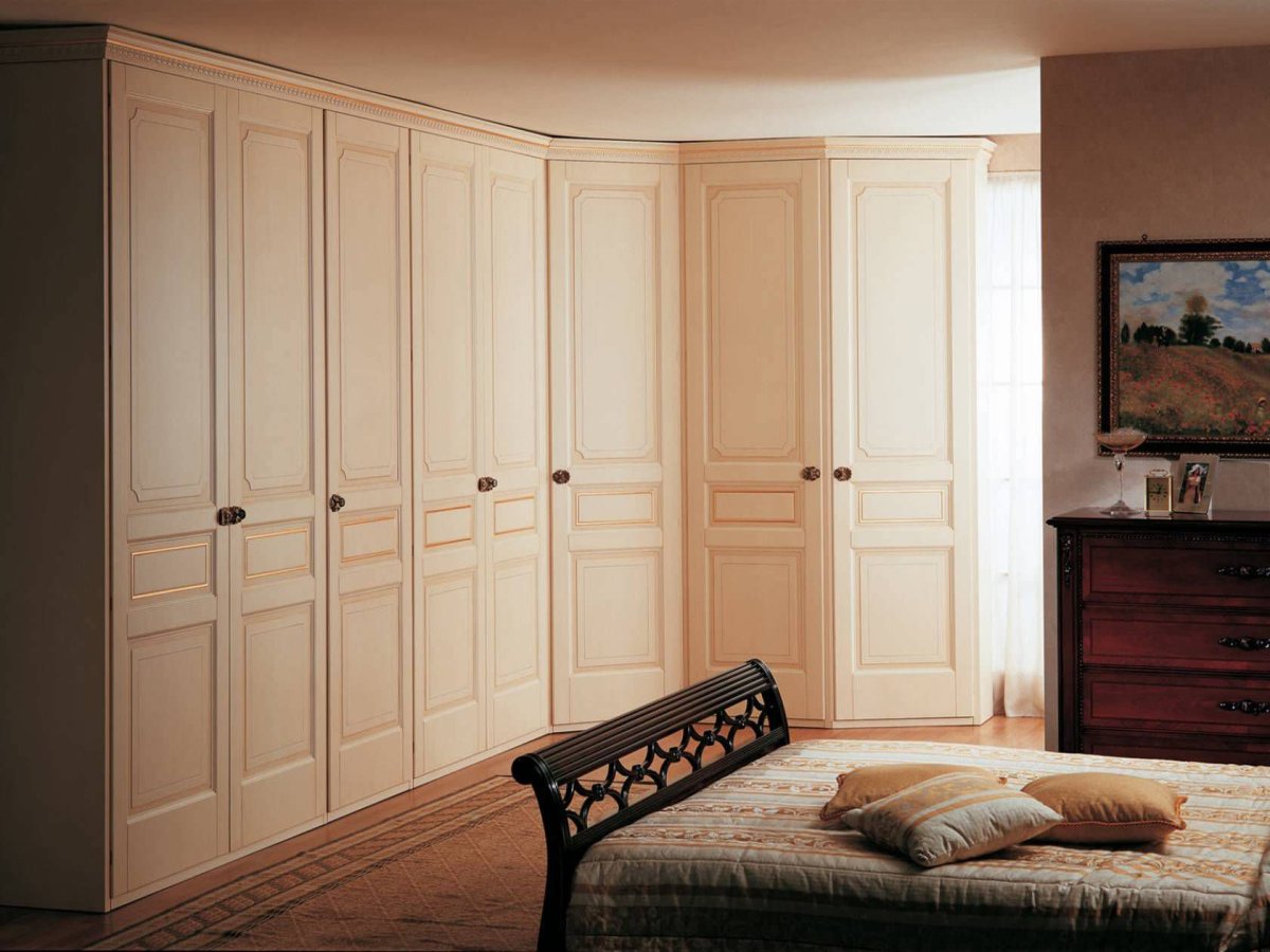 Шкафы в спальню распашные классика