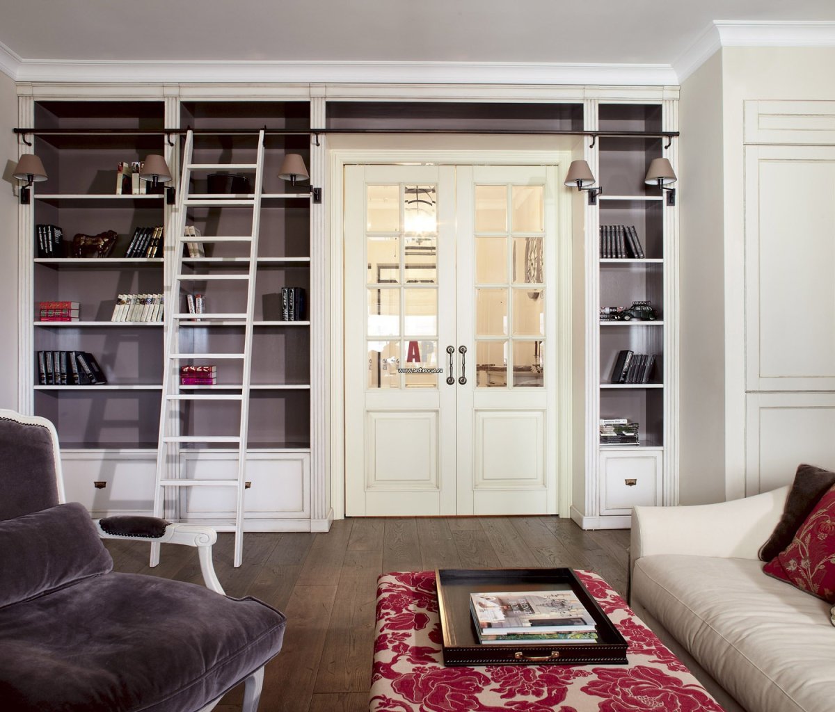 Книжные шкафы вокруг дверного проема