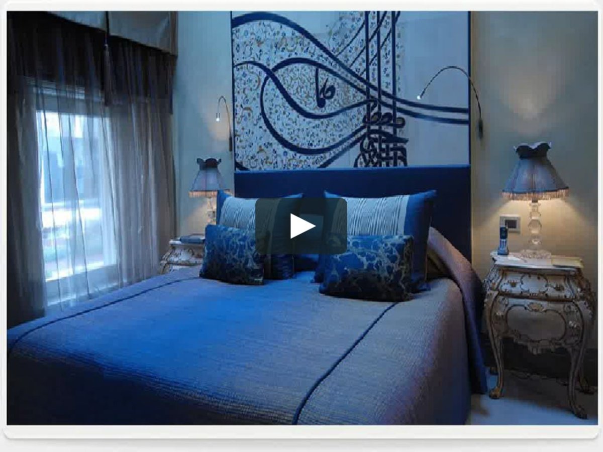 Голубой шкаф в интерьере спальни