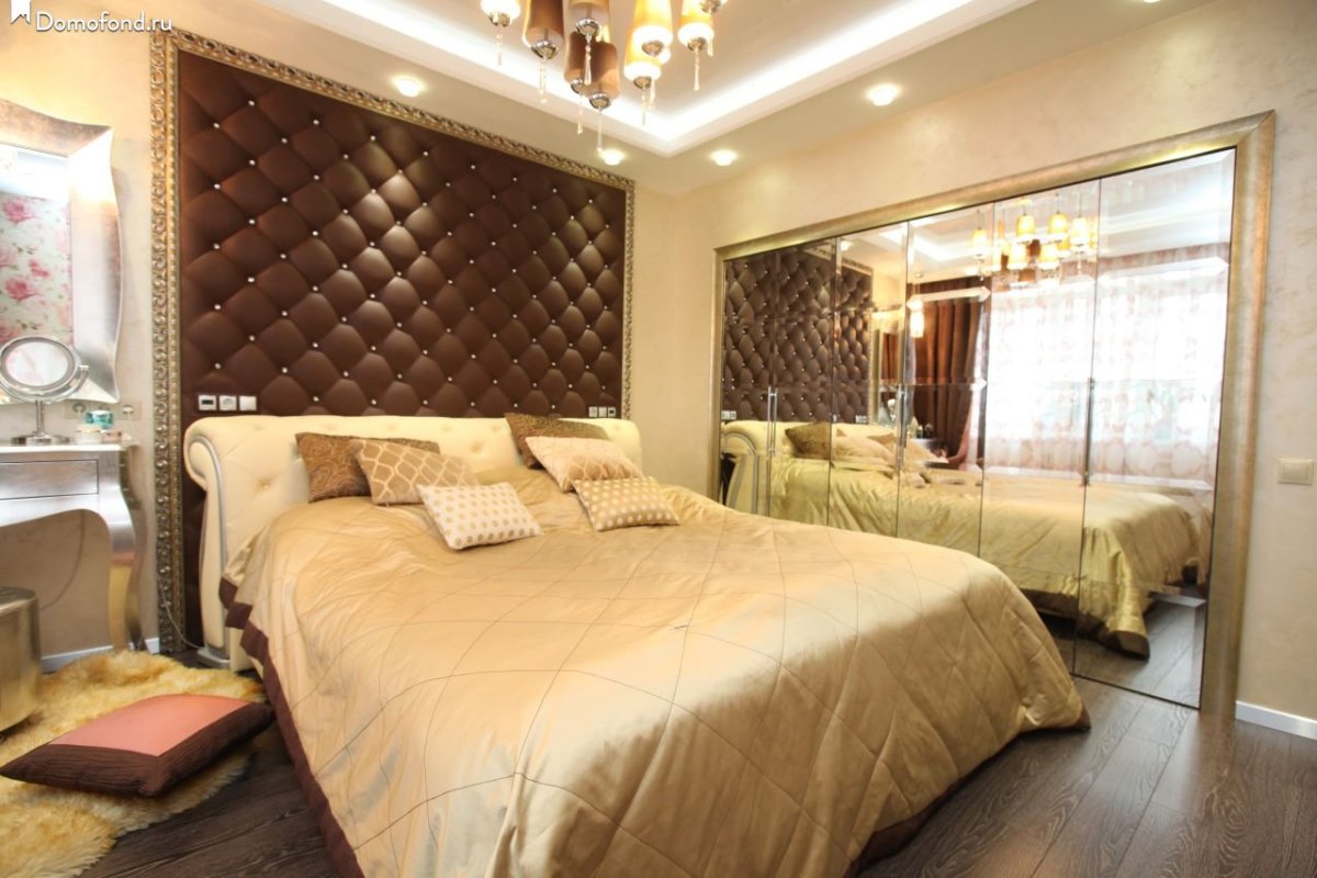 Ламинат в изголовье кровати