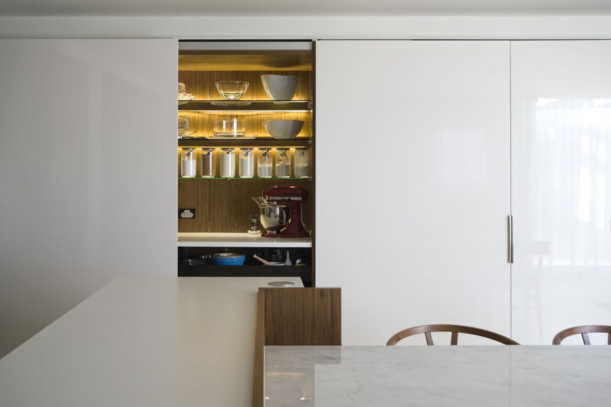 Кухня с горизонтальными шкафами угловая