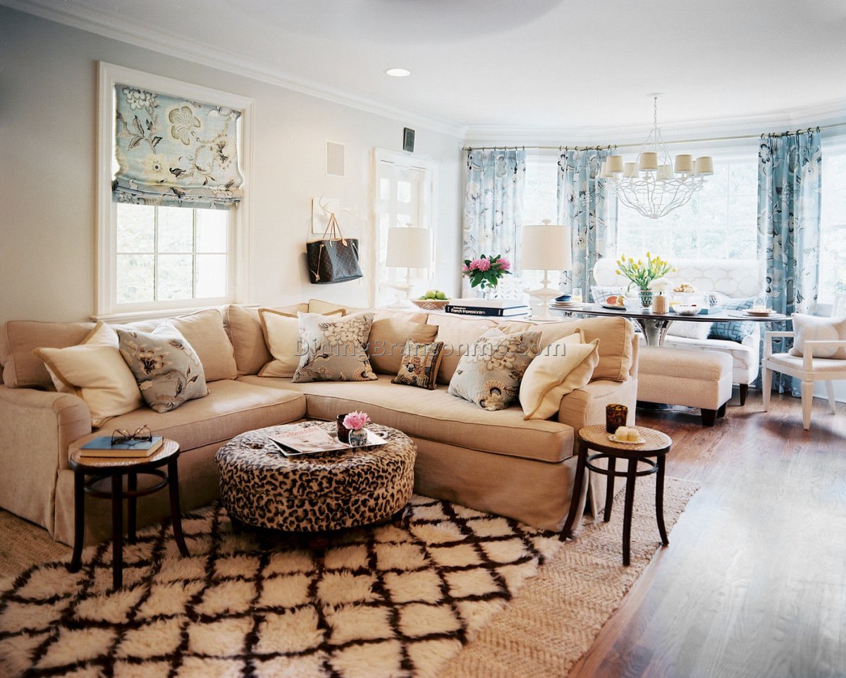 Кофейный диван в интерьере гостиной