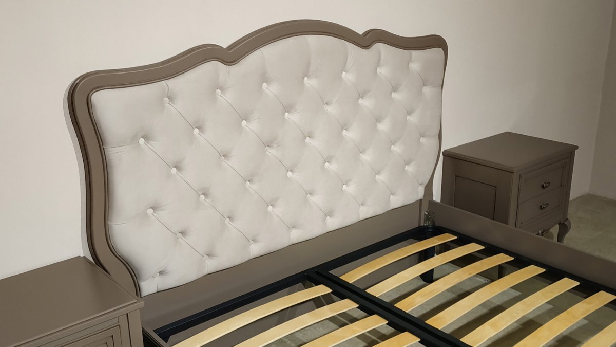 Синяя кровать в интерьере с мягким изголовьем