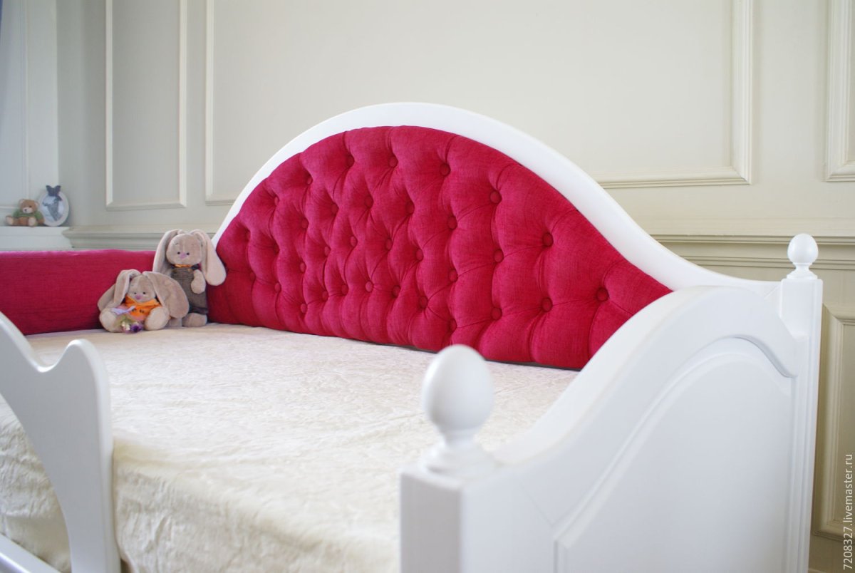 Кровать с полукруглым изголовьем