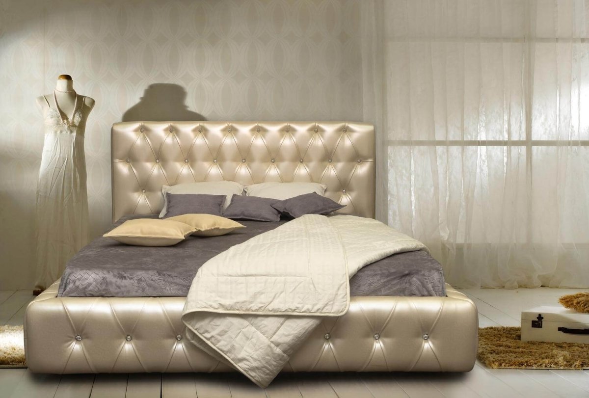 Кровать с плетеным изголовьем