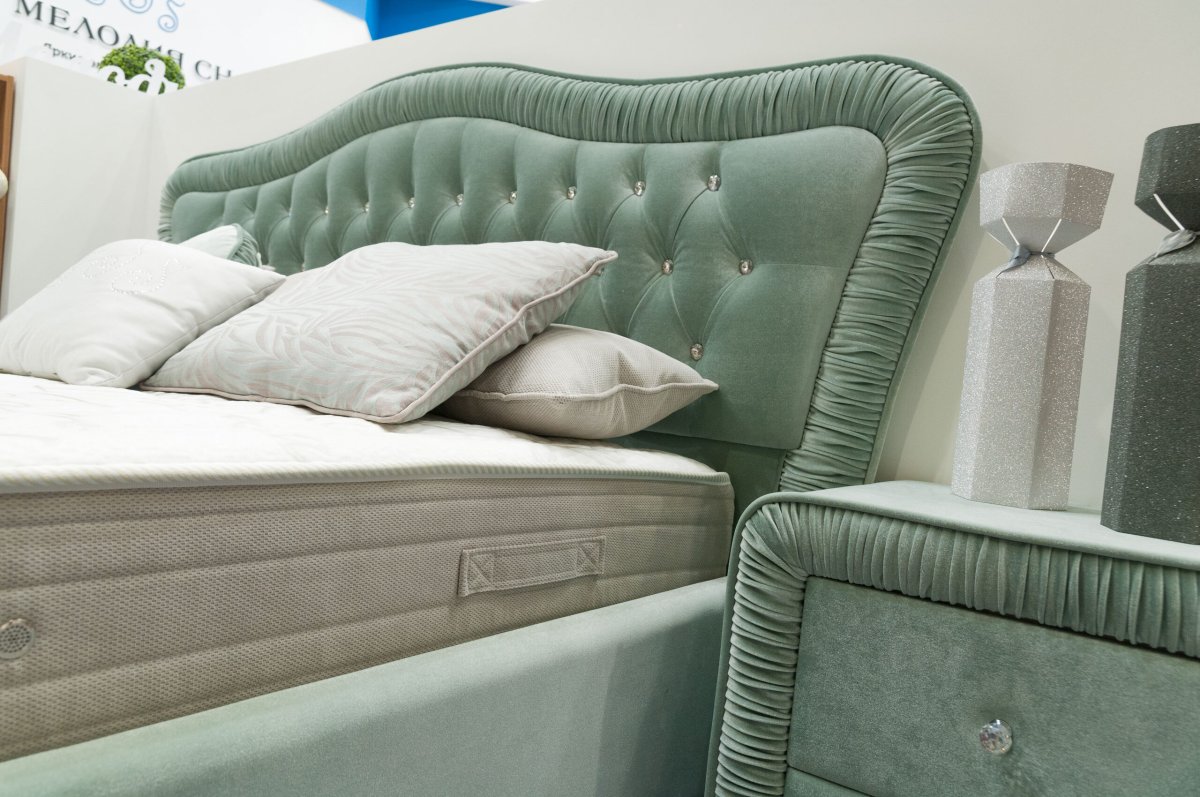 Кровать Elliot Shelter Upholstered Headboard