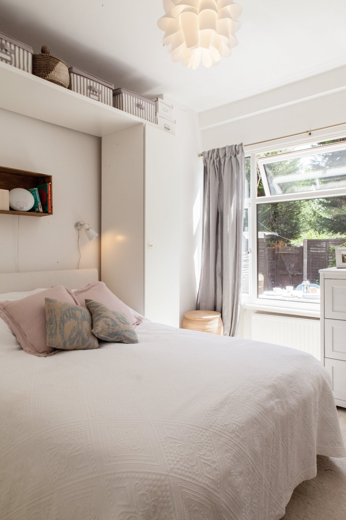 Маленькая спальня с большой кроватью