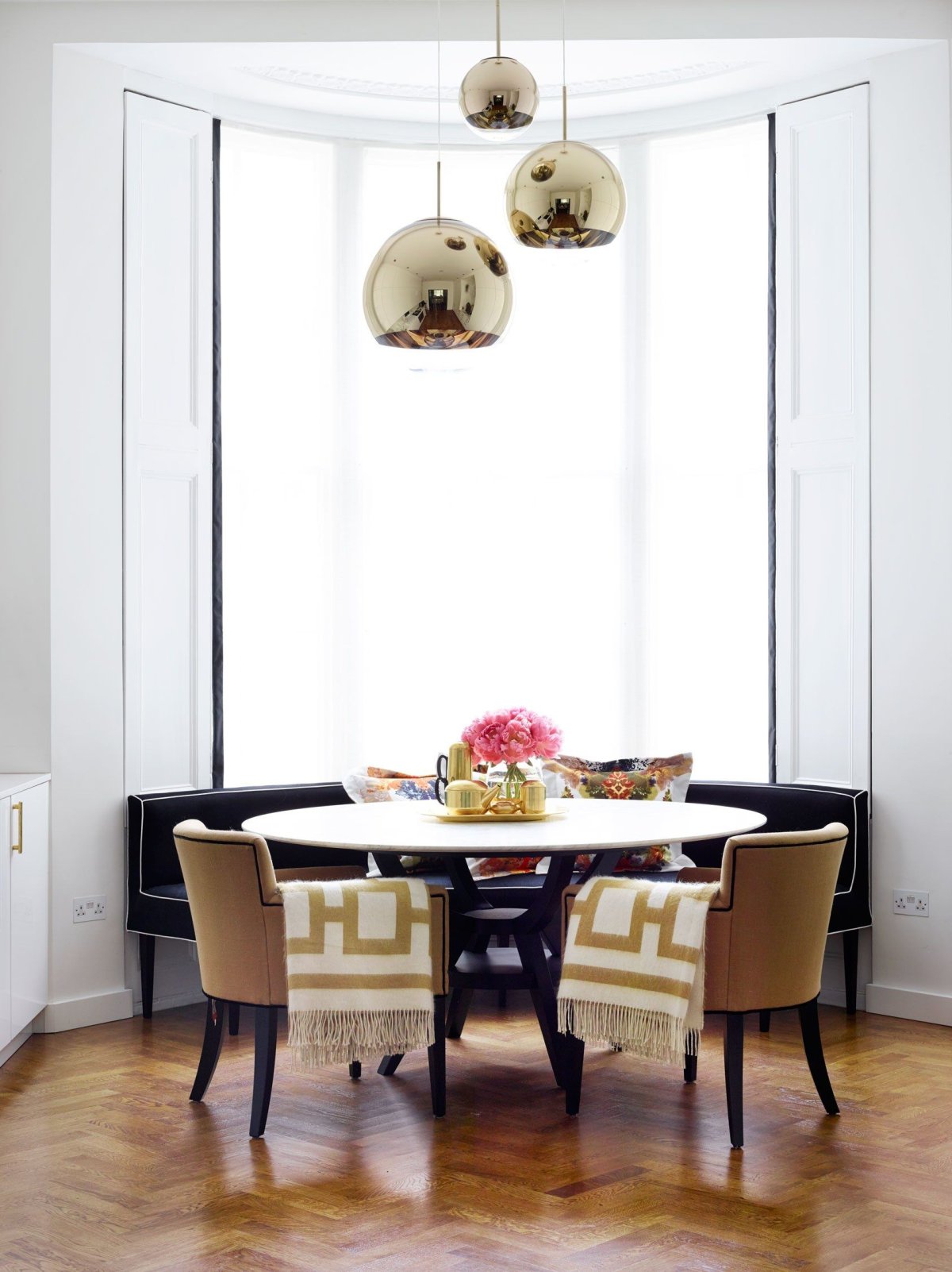 Светильник над круглым столом на кухне гостинной