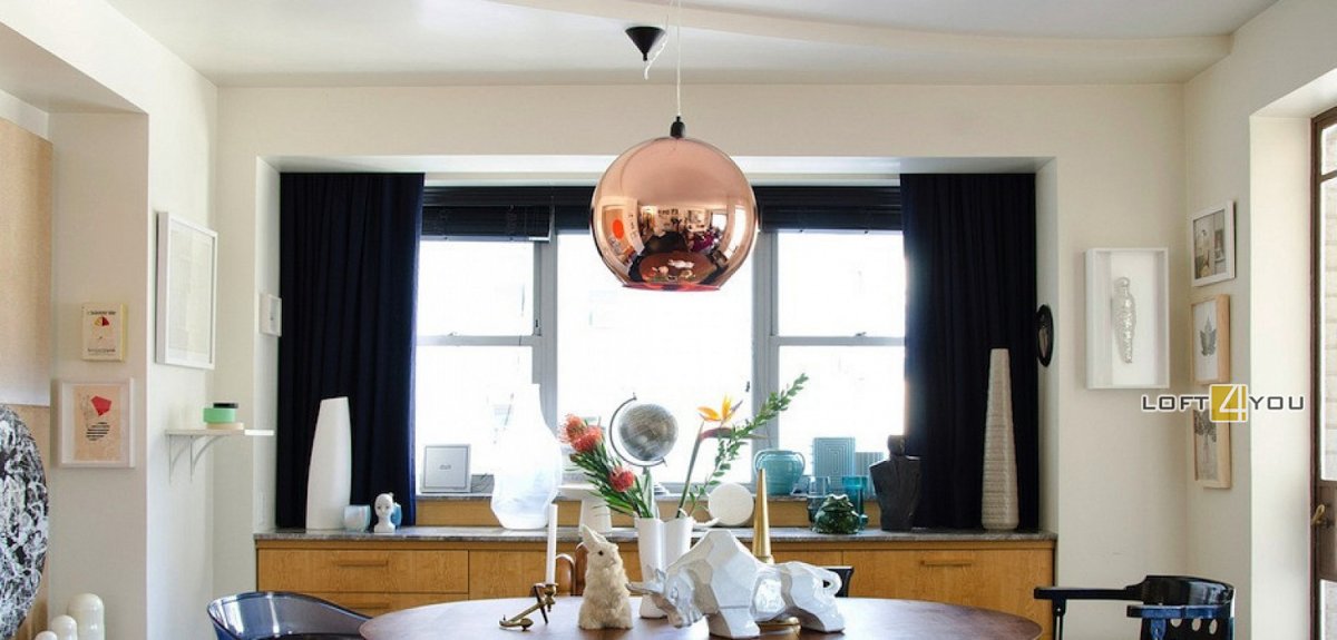 Кухня с круглым столом и диваном