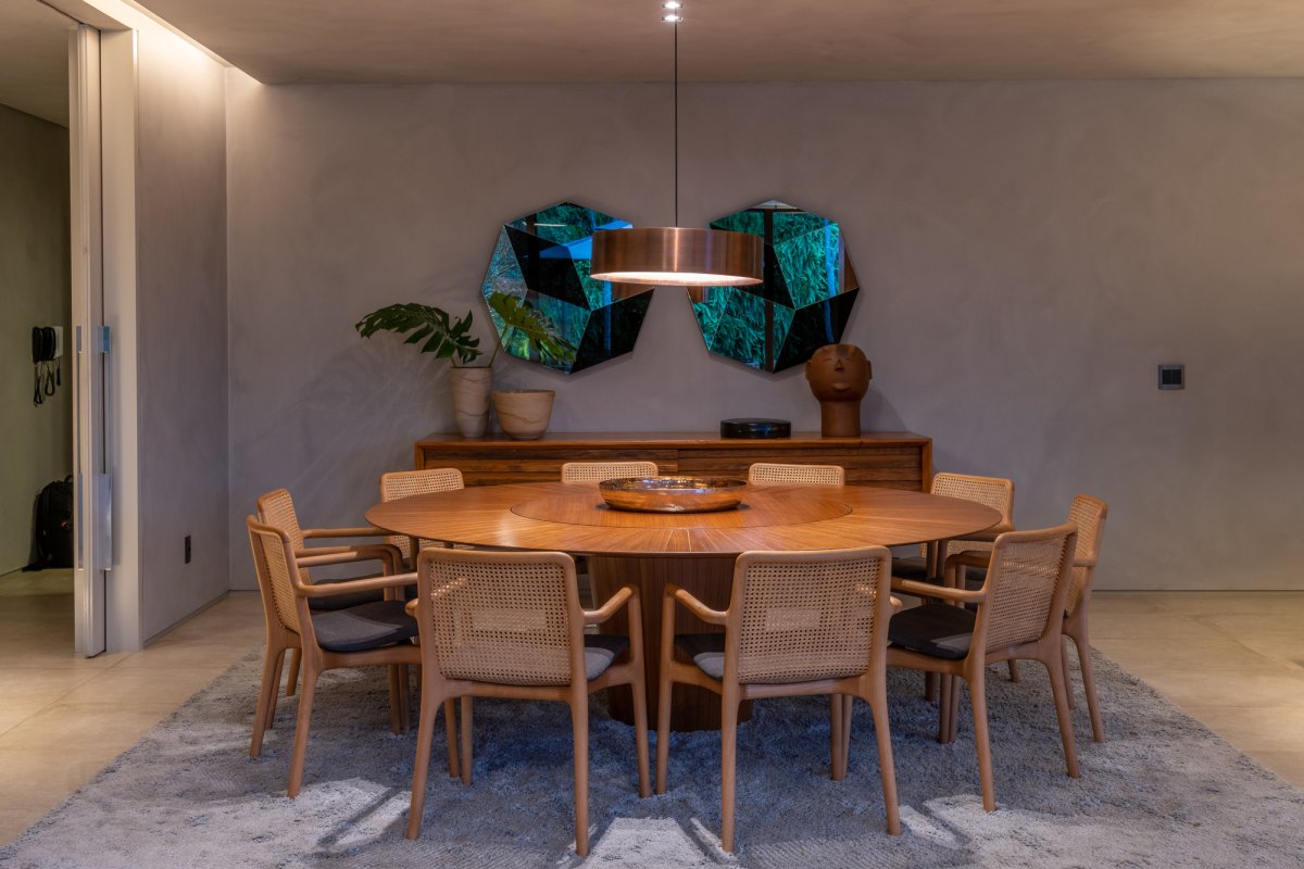 Люстра над круглым столом в кухне