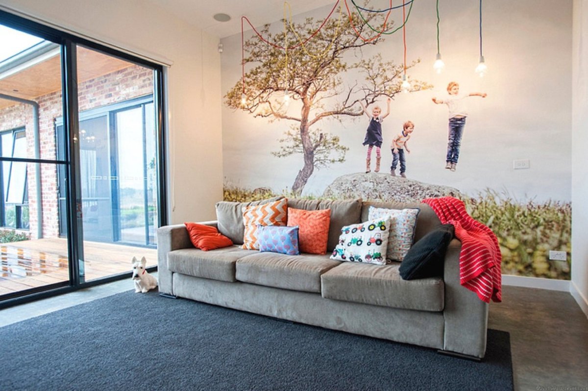 Постеры над диваном в гостиной