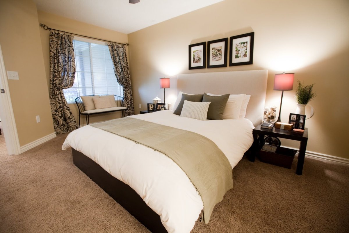 Бежевые стены в спальне