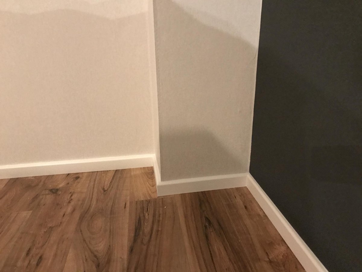 Белая стена с молдингами