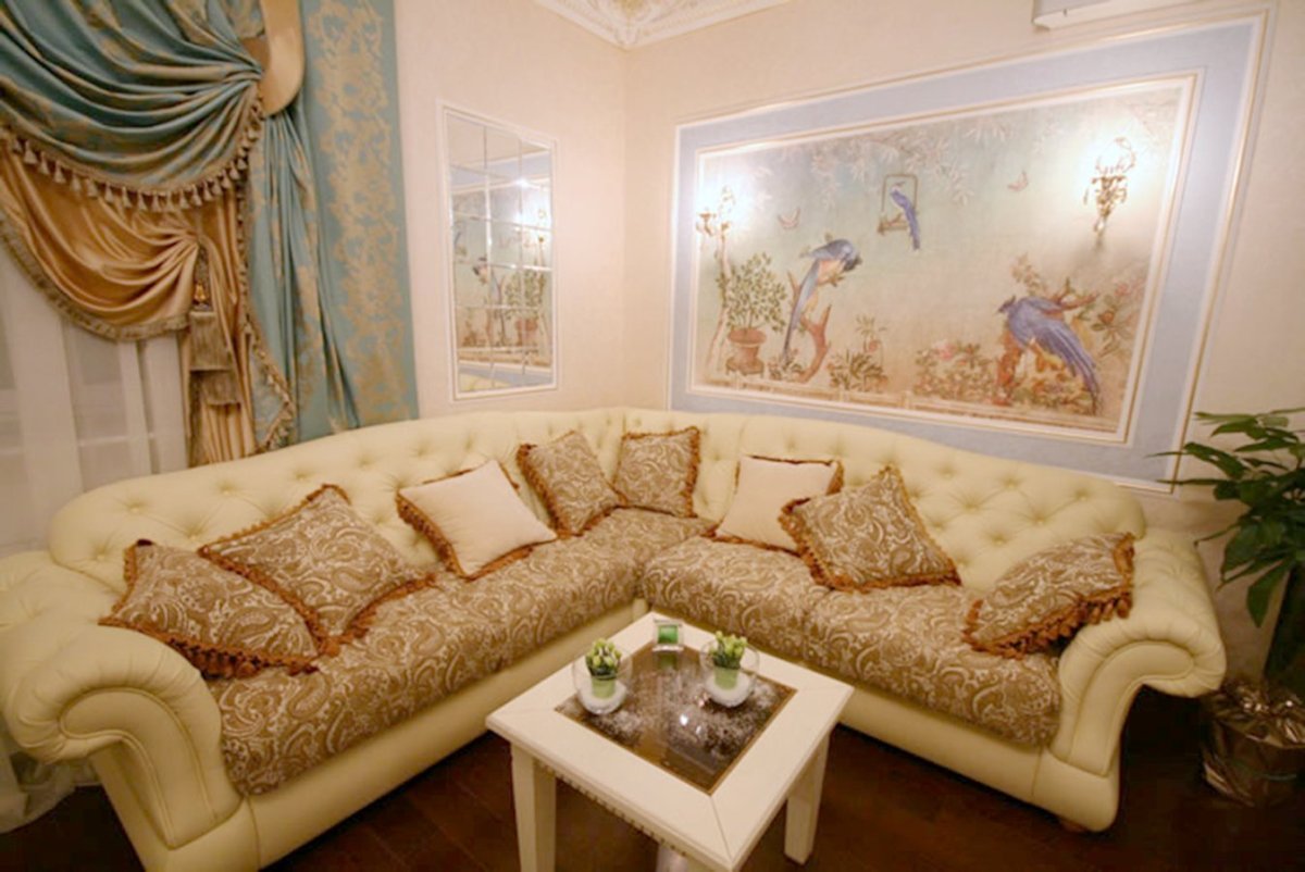 Фотообои над диваном в гостиной