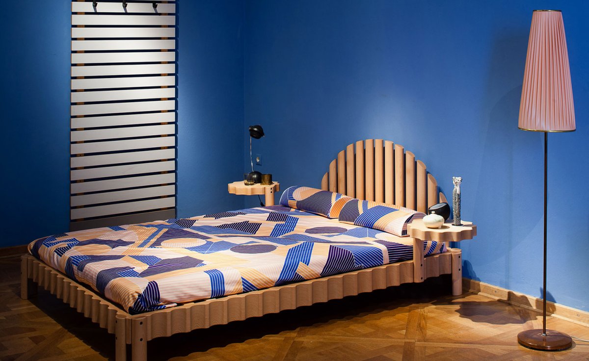 Массивная полосатая кровать