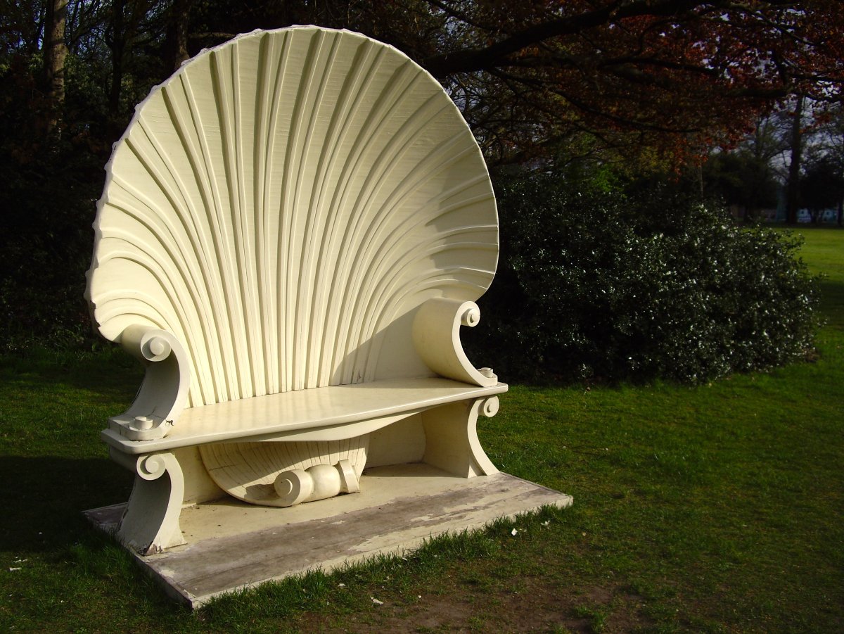 Скамейка в виде ракушки