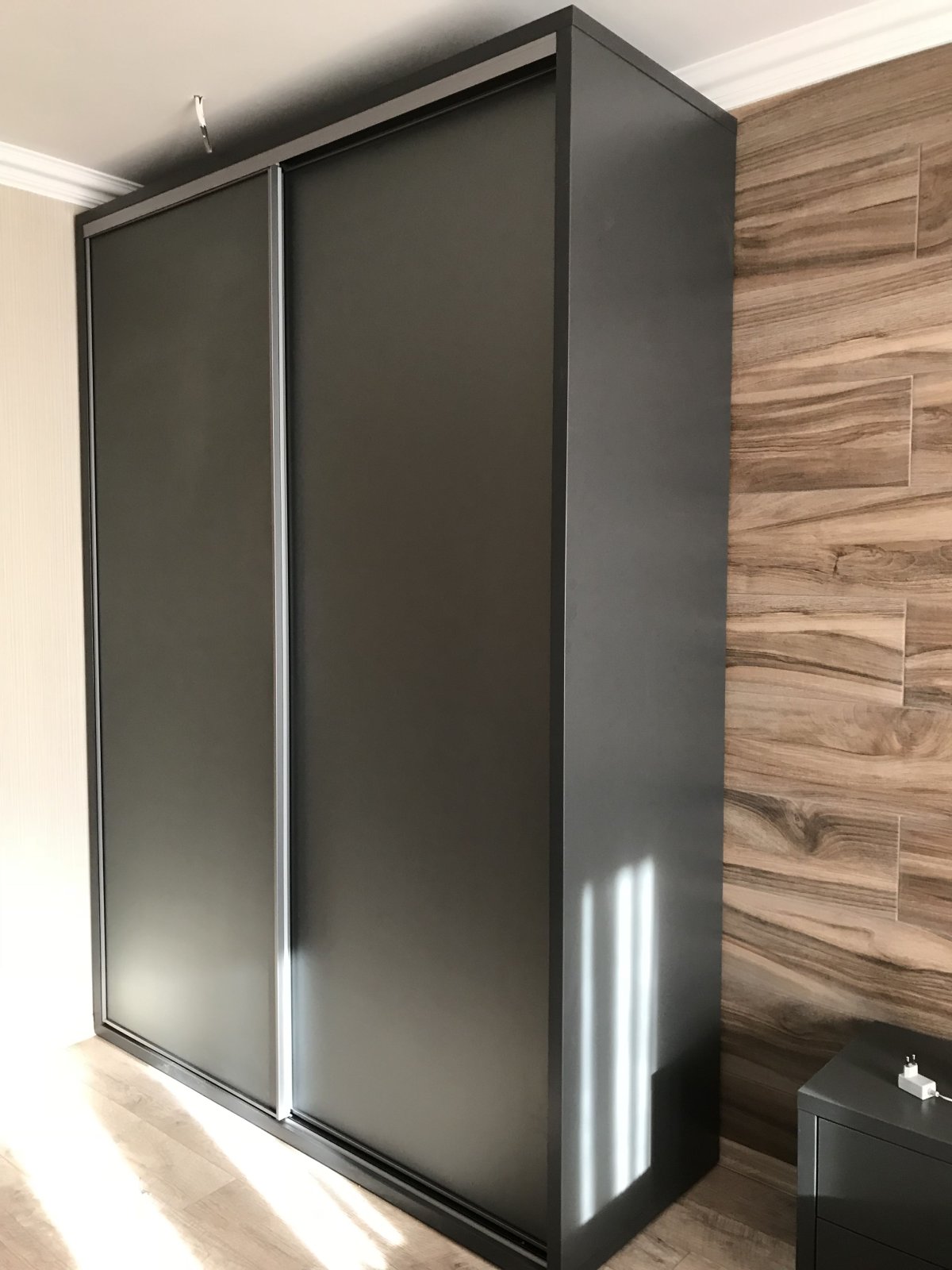 Белый шкаф с графитовым зеркалом