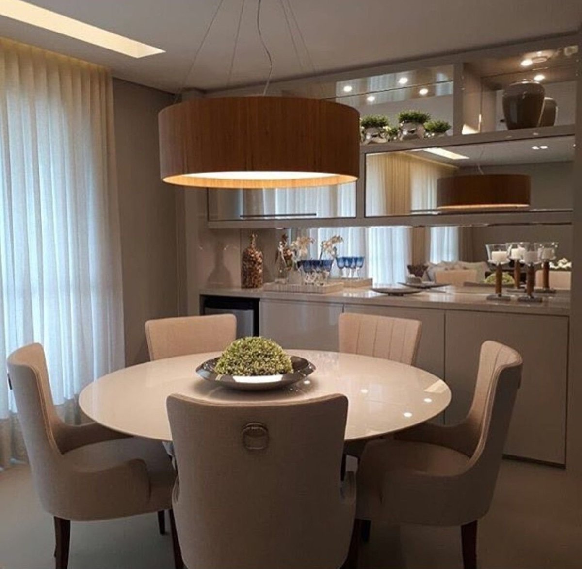 Круглый обеденный стол в скандинавском стиле