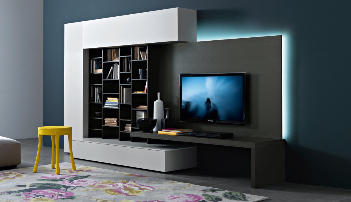 Гостиная с рабочим столом и телевизором