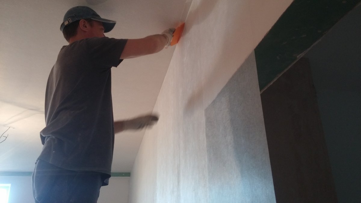 Оклеивание стен стекловолокнистыми обоями