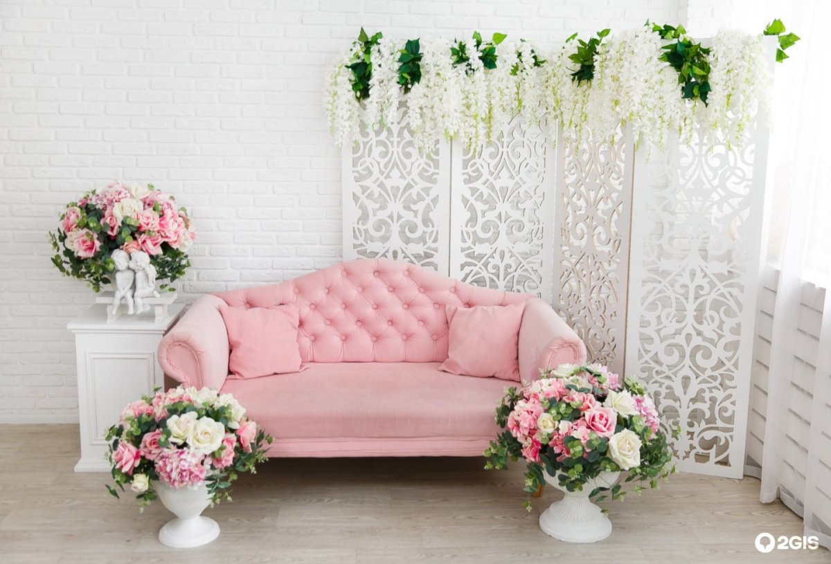 Фотозона над диваном